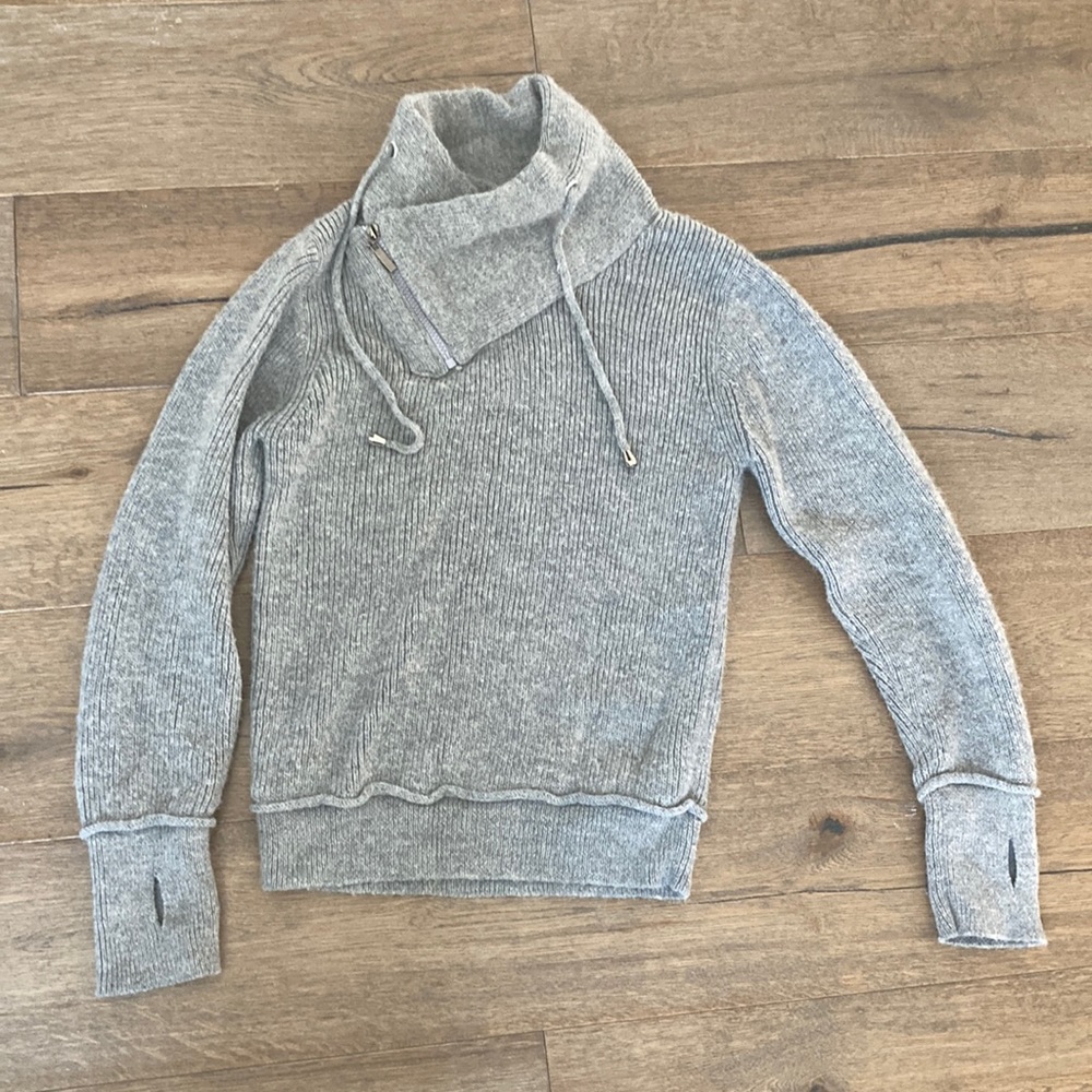 Warm and cozy Alpaca sweater 🩶